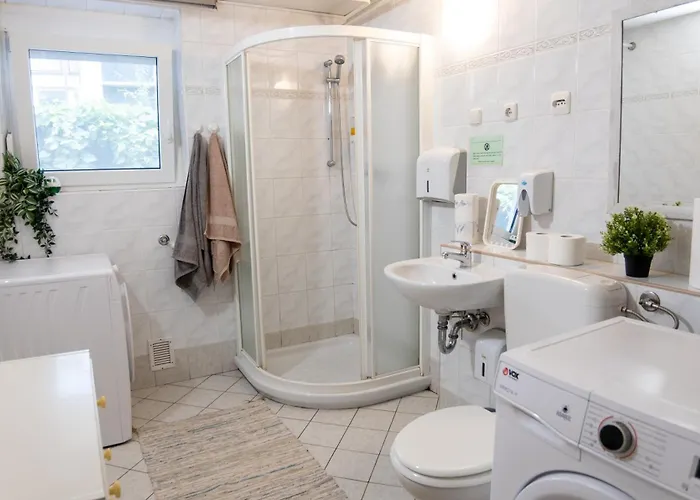 Emona ゲストハウス 2*