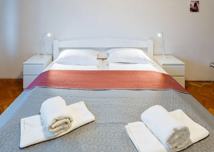 Hiša za goste Emona 2*